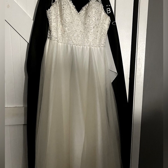 Dresses & Skirts - Brand new wedding dress with tags